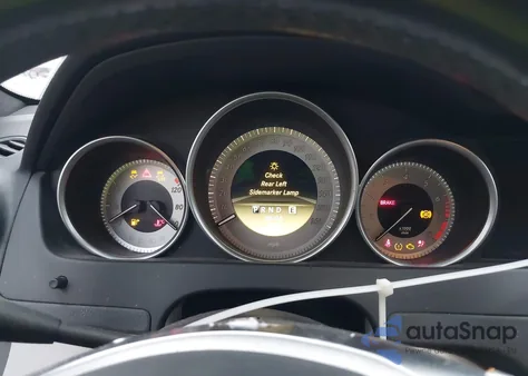 2012 Mercedes-Benz C 250 Sport z USA, uszkodzony, nr VIN WDDGF4HB8CR234435